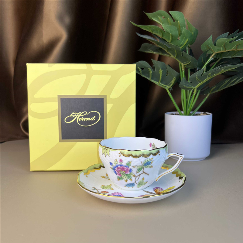 Coffee Tea Gift Basket - سلة زهور طقم فنجان قهوة وصحون